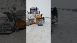 Бульдозер D15 добираемся по зимнику на Техническое Обслуживание.
