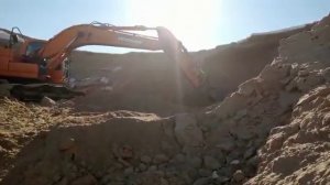 Погрузка песка экскаватором/Погрузка песка в самосвал