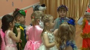 Песня про елку "По дорожке весело наши ножки шли". Новогодний утренник - 2017