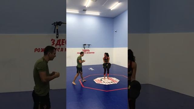 Тренировка на пэдах. Удары ногами. Чемпион Мира по Тайскому Боксу смотреть онлайн