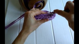 Вяжем корзинку из трикотажной пряжи с деревянным донышком узор шишечки для начинающих