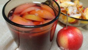 Компот из замороженных яблок и малины