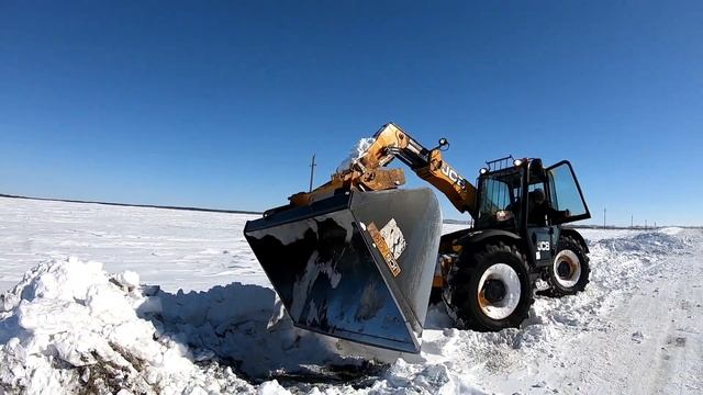 Трактор застрял в снегу. Телескопический погрузчик JCB. Зима 2021. смотреть онлайн