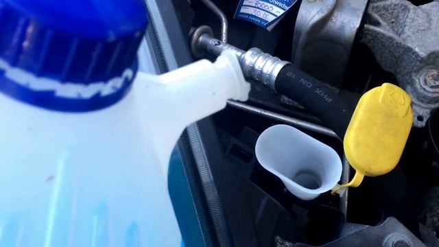 PKW Scheibenwaschanlage befüllen Scheibenwischer Konzentrat nachfüllen Renault Twingo 2 Anleitung смотреть онлайн