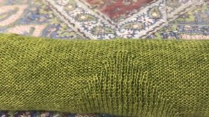 Что делать с вязанной детали,перед отпаривание и сборкой .