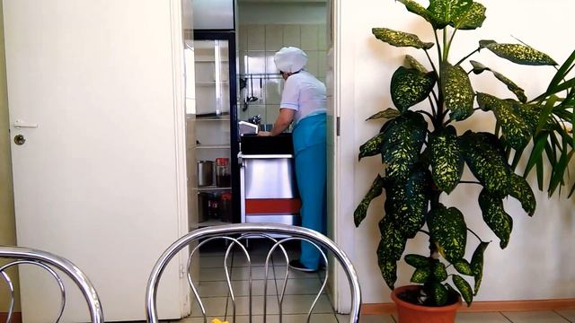 грибной супчик , гречка с мясом на обеде в столовой. смотреть онлайн