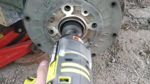 Гайковерт Ryobi R18IW7 против застопоренной ступичной гайки ВАЗ