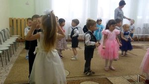 Парный танец "У меня, у тебя звонкие ладошки" в младшей группе