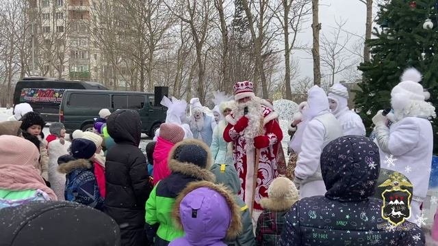 Полицейский Дед Мороз поздравил детей сотрудников полиции с наступающим Новым Годом