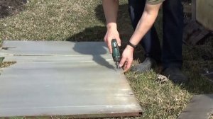 Укрепляю поликарбонат на двери теплицы с помощью перфорированной оцинкованной ленты.