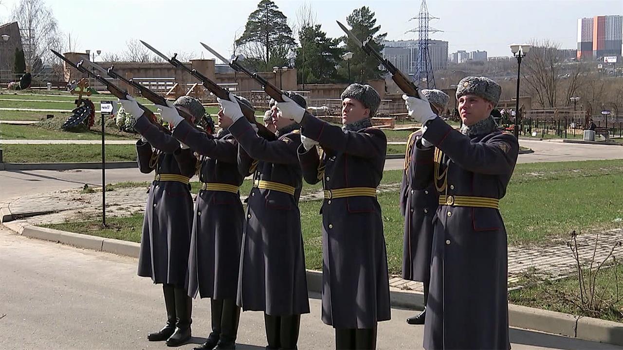 Погибшего при теракте Владлена Татарского с военными почестями похоронили на Троекуровском кладбище.