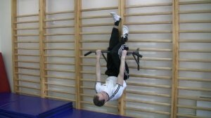 Вис завесом одной ногой