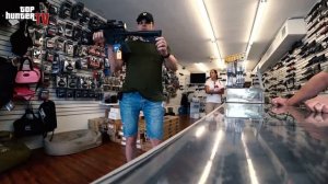 Как купить оружие в США. Стреляющая кредитка и Heckler & Koch. БОУФИШИНГ - Ночная рыбалка с луком.