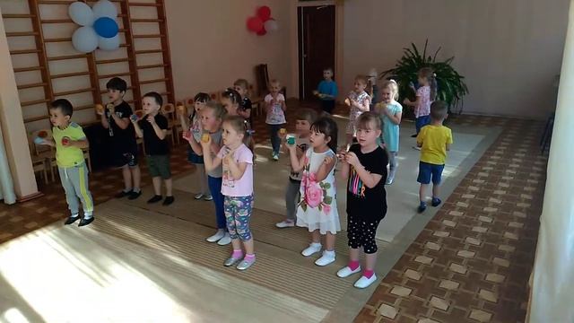 В руки кубики мы взяли и по залу зашагали смотреть онлайн