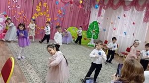 Группа Солнечный луч, танец Поцелую бабушку