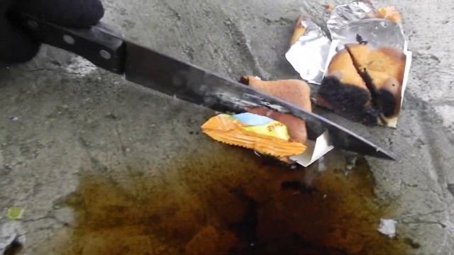 Раскаленный нож до 1000 градусов vs Пачка чипсов и батончик!!! смотреть онлайн