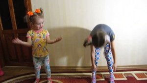 У девочки ИКОТА а маленькая сестричка пытается ей помочь / Веселое видео для детей