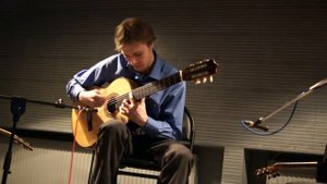 Алексей Носов играет в кафе Аквариум