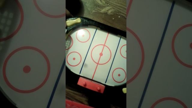 Мы играем в настольный хоккей . смотреть онлайн