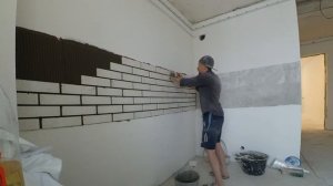 Фартук на кухне из декоративного камня.