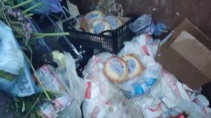 НАШЁЛ ВИДЕОКАРТУ, 50 КГ КОРМА, РАДИОПРИЕМНИК! Как я зарабатываю лазая по мусоркам Питера?