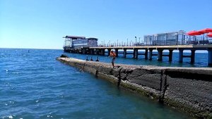 Пятилетний ребёнок ныряет в море с волнореза. Как правильно нырять. Отдых на море с детьми.
