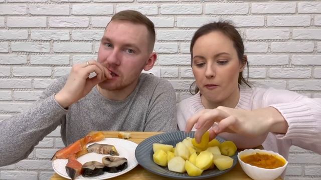 МУКБАНГ КАРТОФЕЛЬ РЫБА СКУМБРИЯ ФОРЕЛЬ СЕМГА MUKBANG POTATO FISH MACKEREL TROUT ответы на вопросы