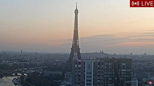 Эйфелева башня, Париж, 1 апреля 2022 г.