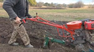 Пахота на очень твёрдом участке//необычным плугом ПЦ-1-18