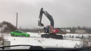 Экскаваторщик подлечил хамов на иномарке