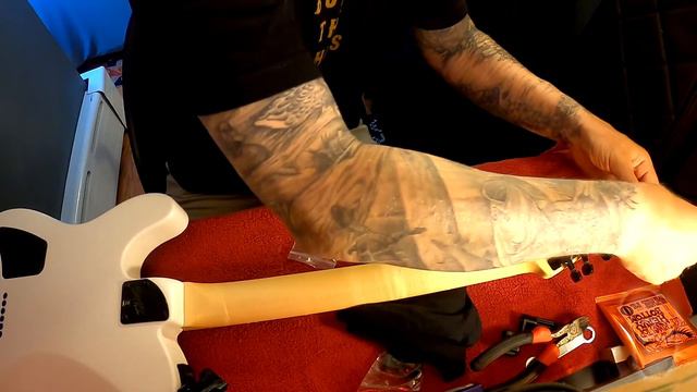 INSTALLING LOCKING TUNERS ON MY SQUIER JIM ROOT TELECASTER смотреть онлайн