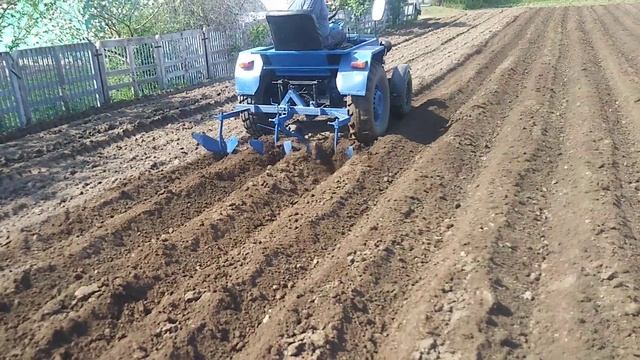Мини трактор (ДРАКОША) Нарезка гребней под посадку картофеля, картофелясажалкой.