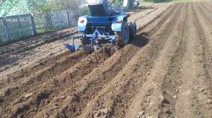 Мини трактор (ДРАКОША) Нарезка гребней под посадку картофеля, картофелясажалкой.