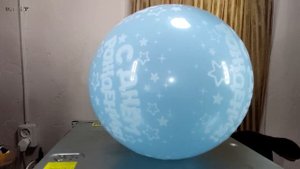 Лопаю шары иголкой. Замедленная съемка