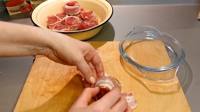 Медальоны из свинины в беконе с картофелем по деревенски. Свиная вырезка рецепт.