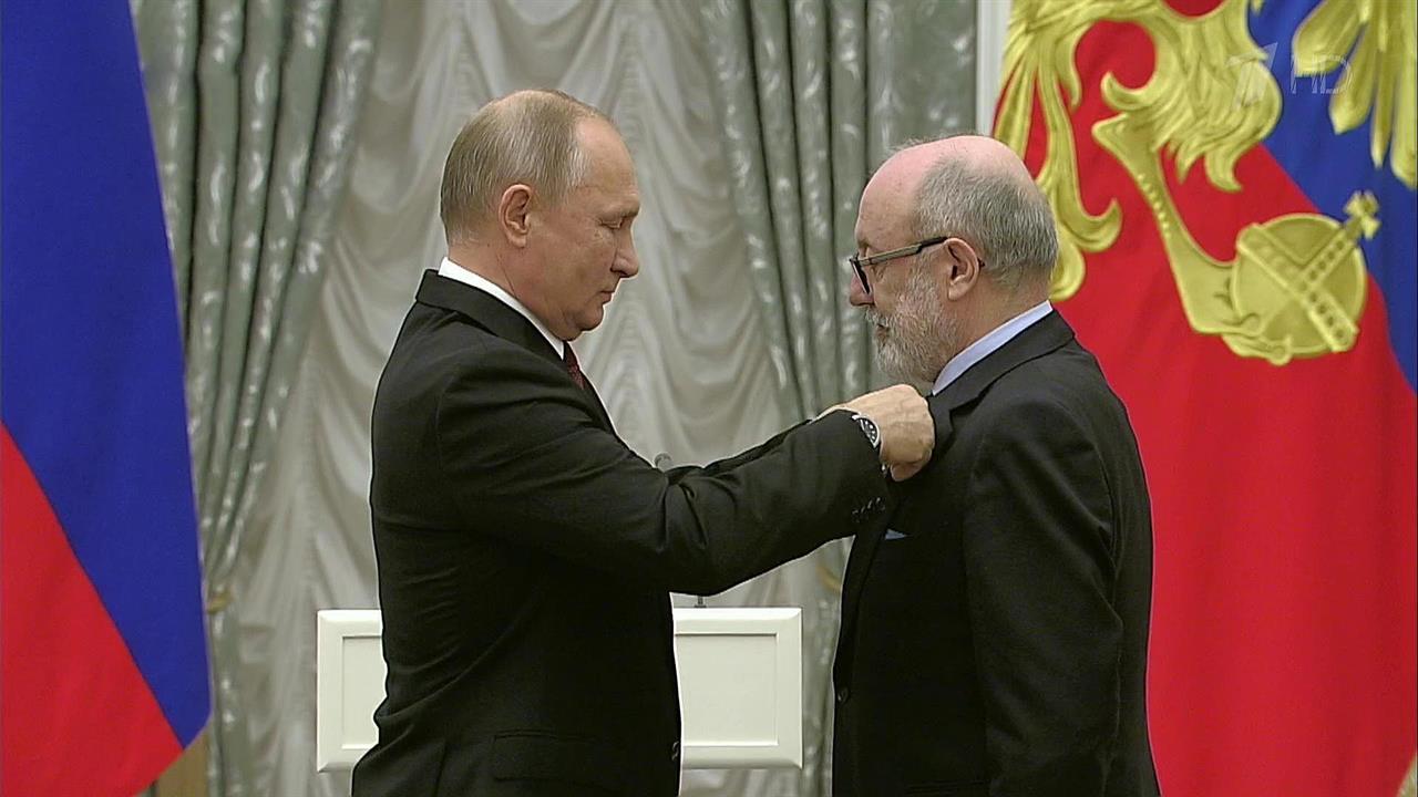 Владимир Путин вручил государственные премии за правозащитную и благотворительную деятельность