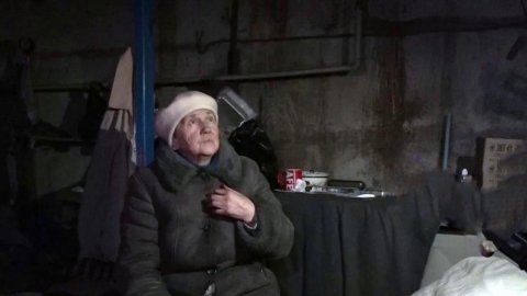 В районах, которые находятся под обстрелами украинских боевиков, люди вынуждены прятаться в подвалах
