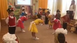 Танец "Барышни и гусары" старшая группа детского сада