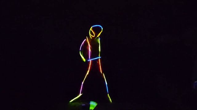 ВОТ ЧТО МЫ ПРИДУМАЛИ С НЕОНОВЫМИ ПАЛОЧКАМИ??? смотреть онлайн