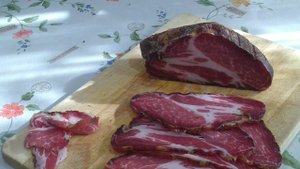 Сыровяленое мясо в холодильнике.