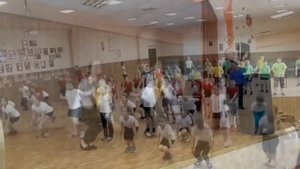 Веселая зарядка для учеников начальной школы