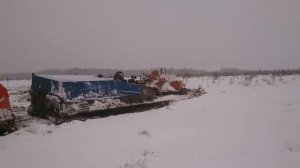 Как делают дорогу по болоту , зимник