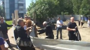 Застройщики бьют женщину на камышовой!