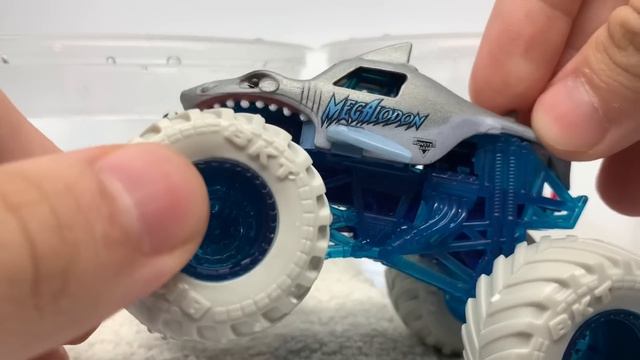 SPIN MASTER MONSTER JAM REVEAL THE STEEL | SERIES 8 | 1:64 SCALE смотреть онлайн