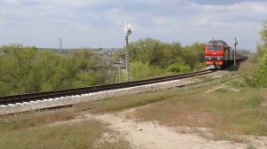 Камышин. Поезд Москва-Камышин на переезде.