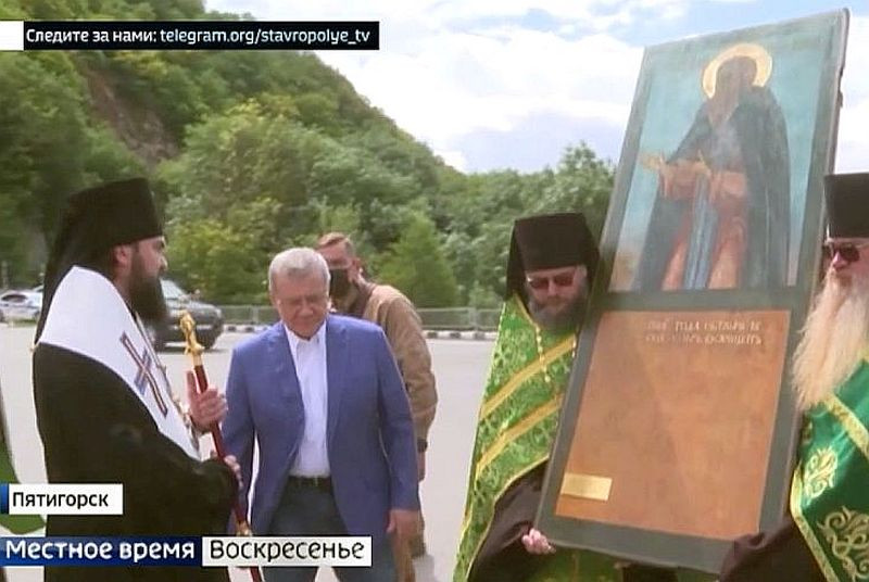 Полпред Юрий Чайка передал в дар мужскому монастырю на горе Бештау уникальную икону