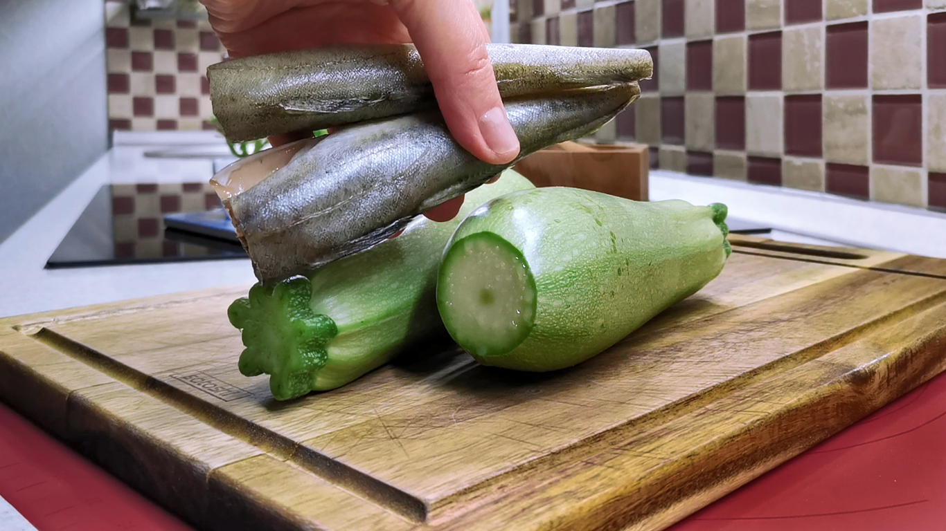 Самая НЕДОРОГАЯ РЫБА, а как вкусно! Потрясающий РЕЦЕПТ с КАБАЧКАМИ в одной сковороде!.mp4