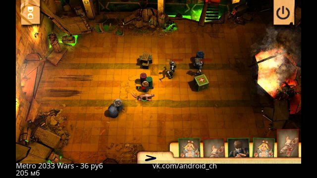 человек играет в стратегию на смартфоне в метро