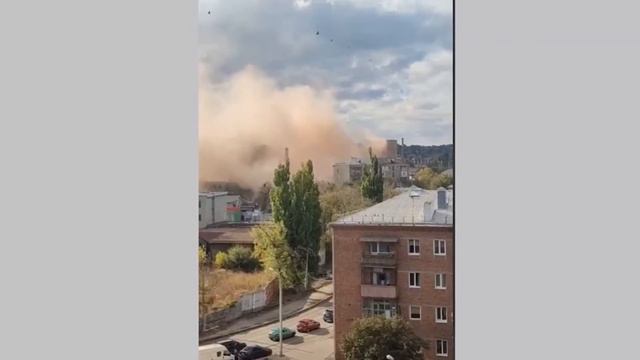 В Харькове взорвали здание. Город окутала оранжевая пыль! смотреть онлайн