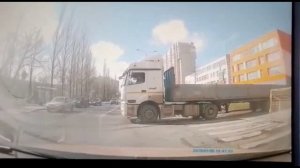 В Нью Москоу 25-летняя дама пыталась перебежать дорогу перед КамАЗом.